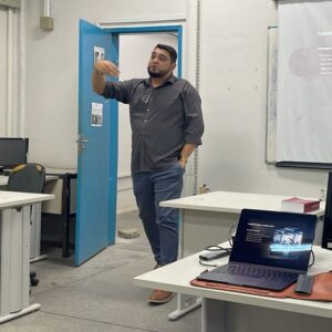 Coordenador dos cursos de Comunicação ministra workshop sobre IA na UEFS