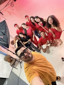 Cores, criatividade e técnica: alunos da UNIFAT transformam estúdio em laboratório de fotografia monocromática